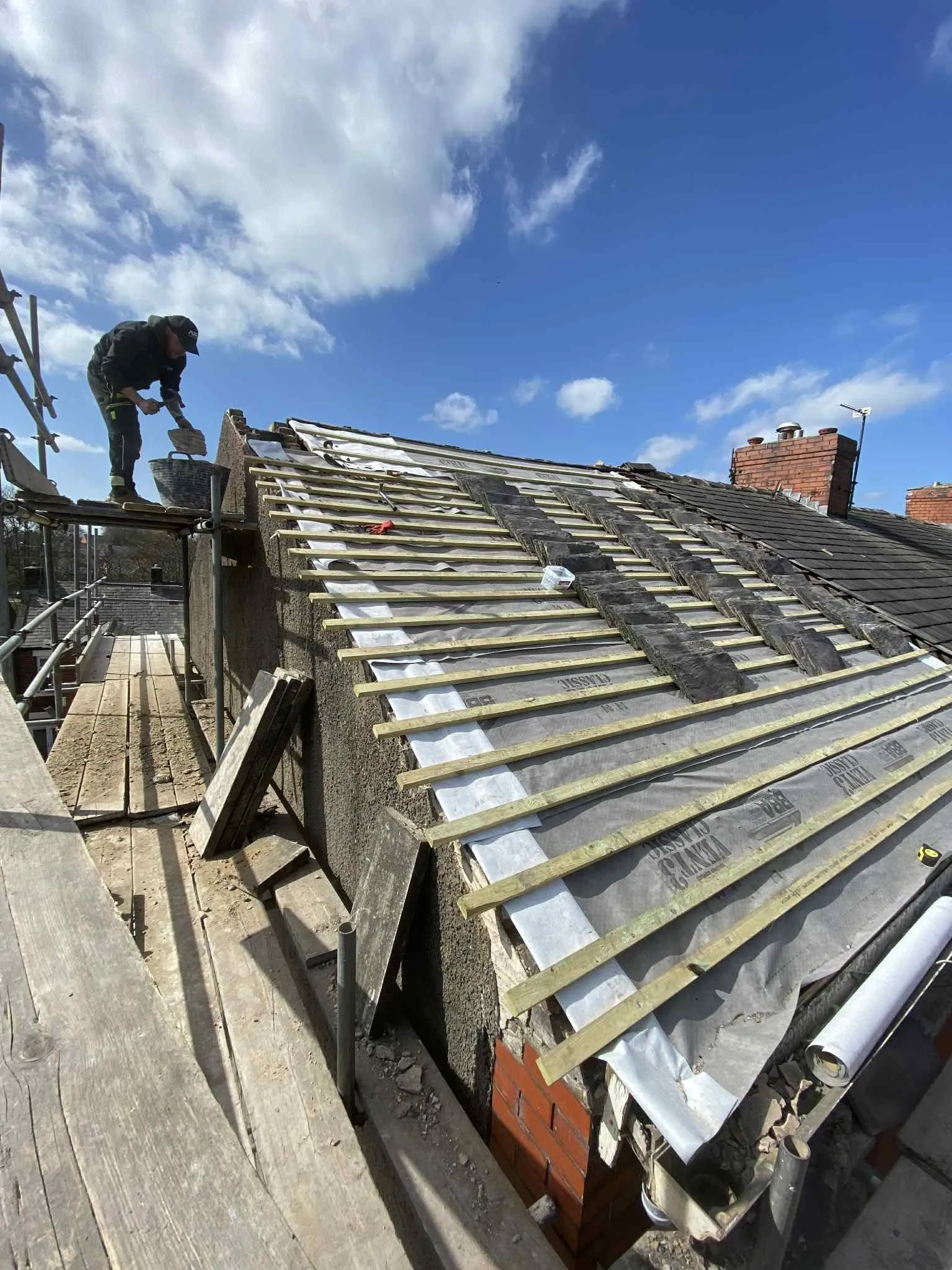 Roof slating under way on a Renex project
